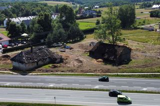 Zabytkowa chałupa powstała jeszcze za cesarza Franciszka Józefa. Drogowcy musieli ją przenieść w inne miejsce