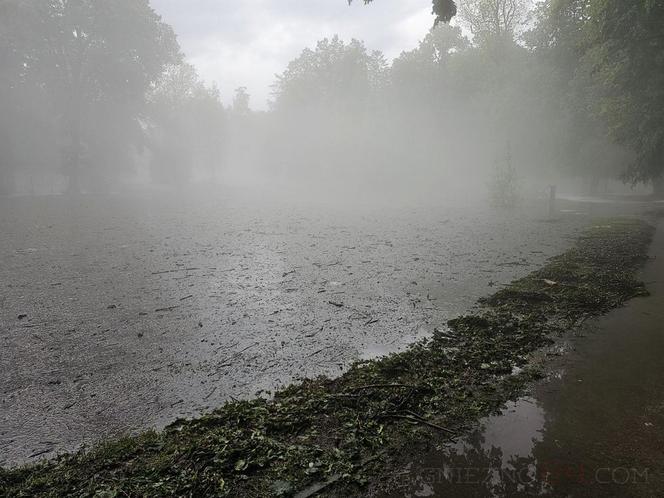 Nawałnica nad Gnieznem. Miasto zalały strumienie wody po ulewie i gradobiciu [ZDJĘCIA].