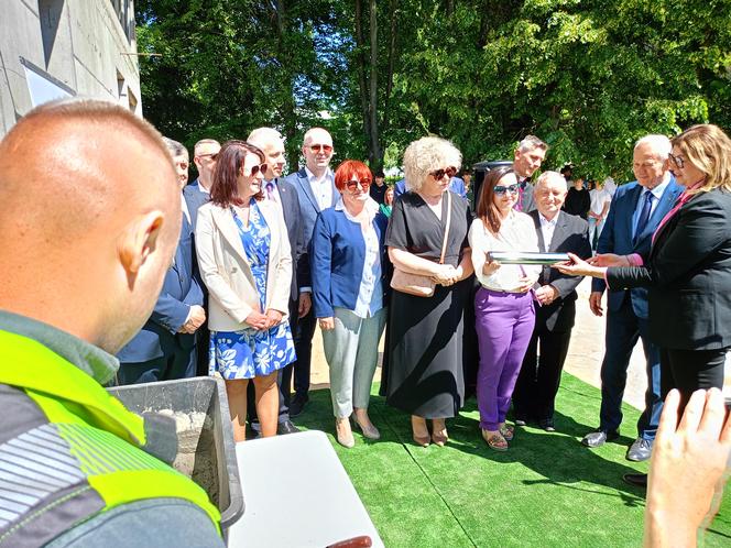 W ścianie budynku powstającego Branżowego Centrum Umiejętności w branży elektroenergetyki zamurowana została także kapsuła czasu