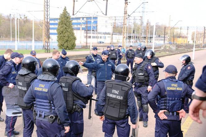 Policjanci z Oddziału Prewencji w Łodzi wspólnie z funkcjonariuszami Straży Ochrony Kolei mieli ćwiczenia na dworcu Kaliskim