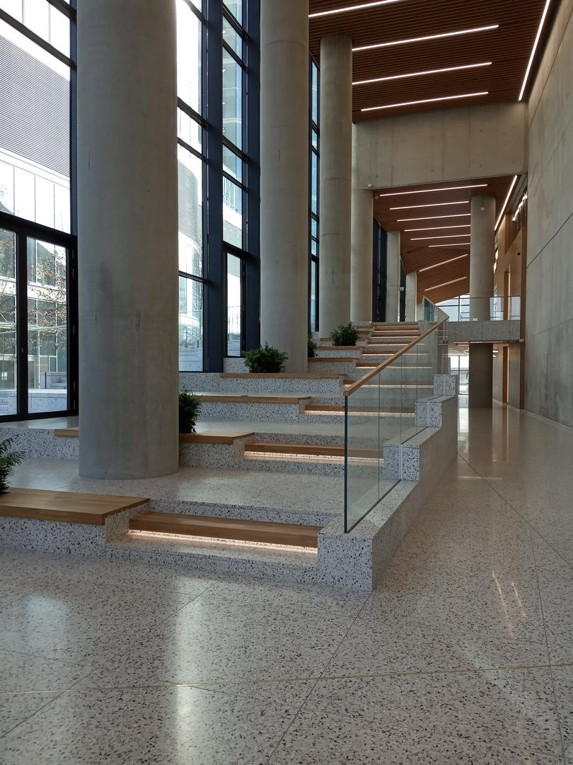 Skyliner w Warszawie: po wieżowcu oprowadza Michał Sadowski