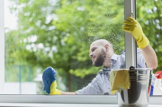 Pierwszorzędny trik na mycie okien bez smug, który pokocha nawet mężczyzna. Dodaj 1 łyżeczkę do wody, a efekt Cię zaskoczy