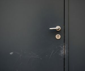 Młodzieńczy wybryk na Nowym Świecie. Czemu paczkomat stał się celem agresji?