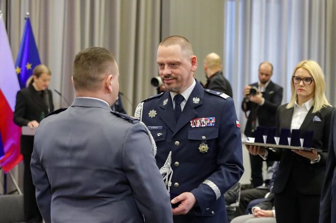 Z narażeniem życia ratowali innych. 81 policjantów odebrało medale 