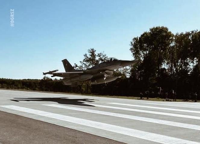 Na drodze pod Nidzicą wylądował myśliwiec F-16. To pierwsze takie ćwiczenia od 20 lat