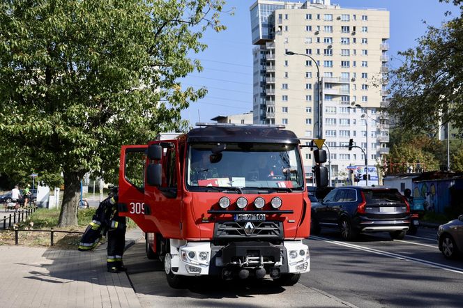 Pożar bazarku w Warszawie. Całkowicie spłonęło 12 budek sprzedażowych. "Przyczyny nie są znane"