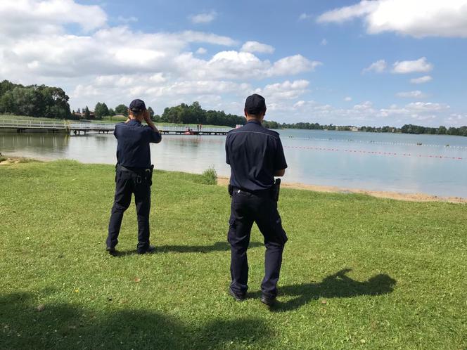 Plaża w Wąsoszu zamknięta. Rozpoczął się czwarty dzień poszukiwań chłopców na jeziorze [ZDJĘCIA]