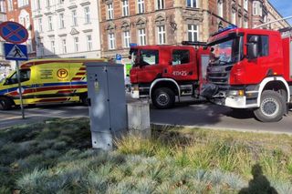 Zdarzenie z udziałem autobusu i samochodu osobowego w Bytomiu. Droga była częściowo zablokowana