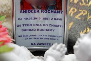 Skatowany Szymonek umierał kilka dni w cierpieniu. Z bólu odgryzł sobie kawałek wargi