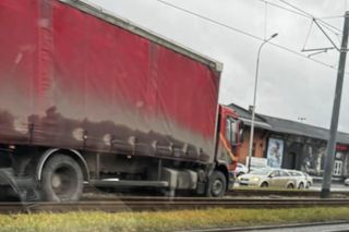 Wypadek na Włókniarzy. Ciężarówka wylądowała w torowisku