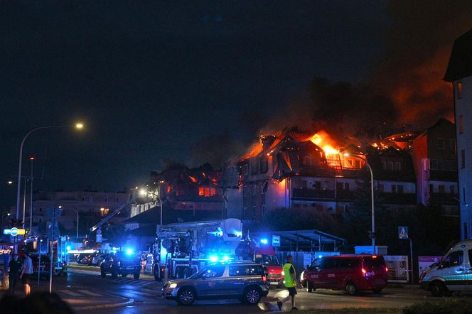Pożar w Ząbkach. Strażacy przeszukują pogorzelisko
