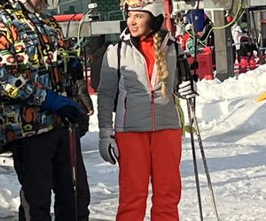 Na nartach podjadała mężowi frytki