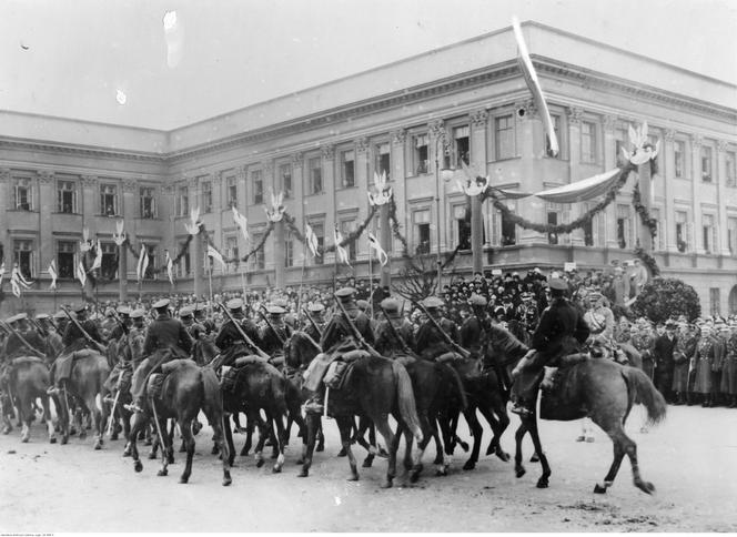 Józef Piłsudski przyjmuje defiladę 1. Pułku Szwoleżerów, 11.11.1927 r.