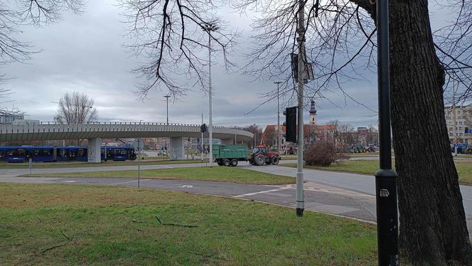 Protest rolników we Wrocławiu. Strajk wymyka się spod kontroli. Urząd Wojewódzki obrzucany jajkami