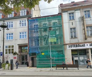 Skręcają Lamus stalowymi klamrami