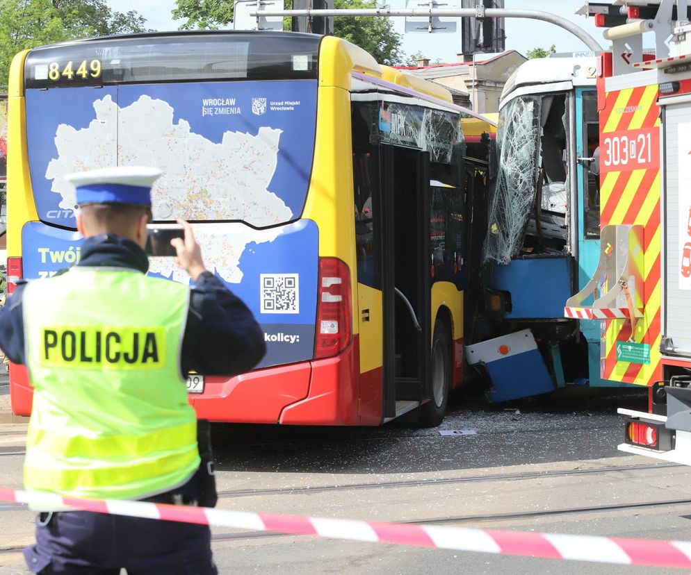  Wypadek we Wrocławiu  Tramwaj zderzył się z autobusem. Są poszkodowani 