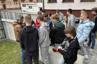 Uczniowie sadzili żonkile przy skwerze pamięci