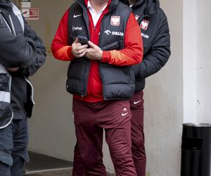 Reprezentacja zmokła na spacerze. Lewandowski się krył przed deszczem