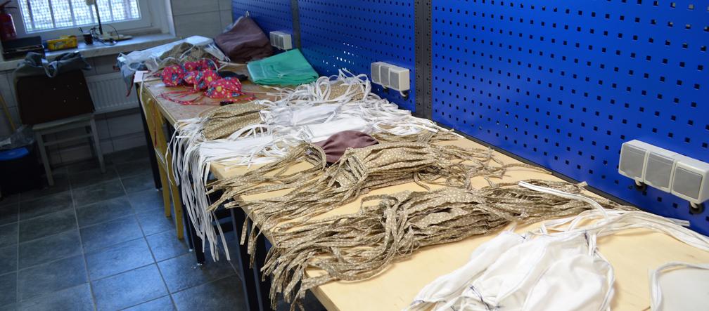 Więźniowie szyją maseczki