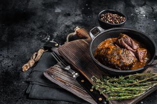 Wykwintne danie przy minimum wysiłku. Jamie Oliver podzielił się przepisem na policzki wołowe