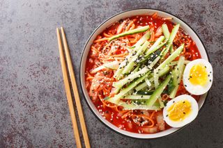 Koreański makaron na zimno. Idealny nie tylko na upalne dni