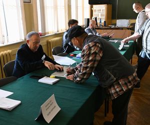 Trwa druga tura wyborów prezydenckich. Tak głosują Polacy! [GALERIA]