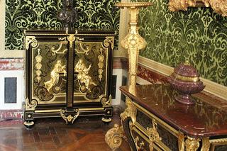 Kabinet i konsola w stylu Ludwika XIV, dekorowane markieterią Bulle'a oraz aplikacjami ze złoconego brązu. W rogu widoczny gerydon.