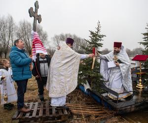 Księża trzykrotnie zanurzyli krzyż w Bugu. W Sławatyczach obchodzono Święto Jordanu