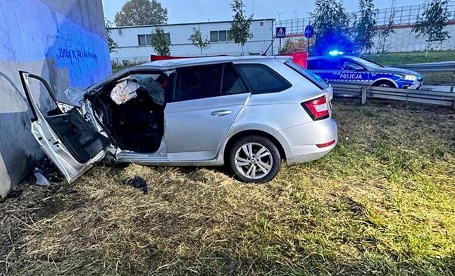 Z impetem gruchnął w wiadukt. Poduszki powietrzne wybuchły, ale kierowca zginął na miejscu