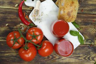 Koktajl z pomidorów na ostro: przepis na zdrowy i dodający sił napój z warzyw