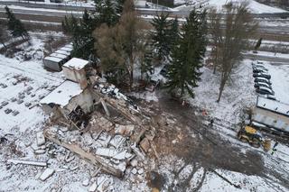 Dramat w Pilawie, zawalił się pustostan. Ściana przygniotła budowlańca, ratownicy musieli amputować nogę