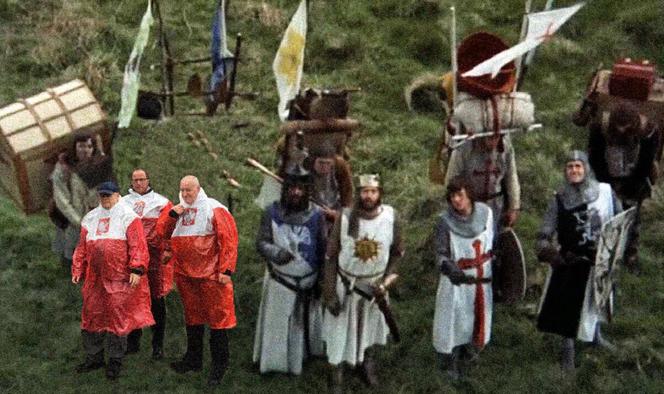 Jarosław Kaczyński w patriotycznej pelerynie MEMY