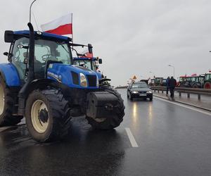 Lekceważenie władzy jest absolutne - skarżą się rolnicy protestujący na S5 koło Leszna. To jeden z większych protestów w kraju 