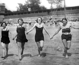 Moda plażowa II RP i PRL, czyli dwu częściowy skandal