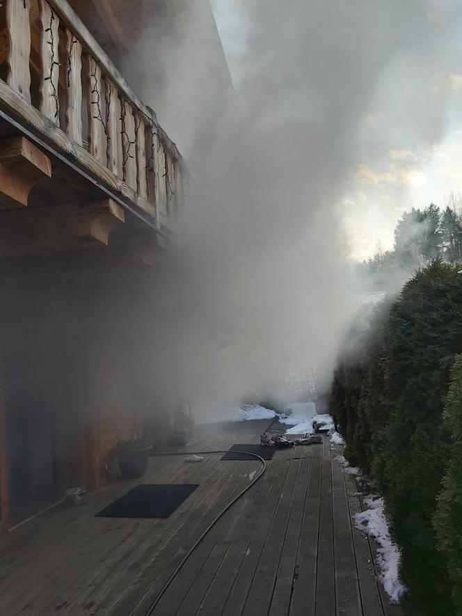 Berest. Pożar sauny na Sądecczyźnie. 11 osób musiało uciekać przed płomieniami