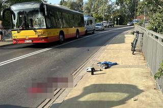 Czołowe zderzenie autobusu miejskiego z rowerzystą w Warszawie. Niedawno zginęły tam trzy osoby