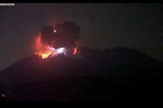 Wielki wybuch wulkanu! Słup dymu ma ponad 4 kilometry, władze ostrzegają