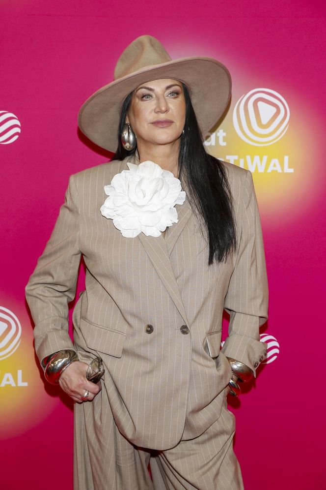 Kayah niczym bogata wdowa po gangsterze. A to garnitur z sieciówki!