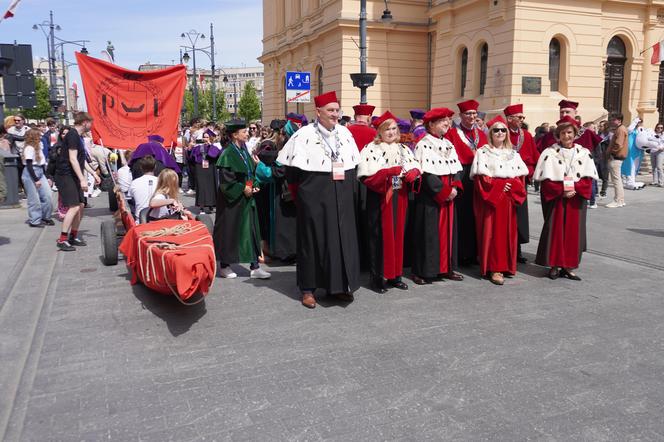 Pochód Juwenaliowy Łódzkich Uczelni. Studenci przejęli Łódź! [ZDJĘCIA]