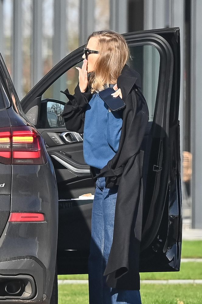 Agnieszka Kaczorowska siedzi i pachnie, a Rogacewicz wynosi śmieci i je kanapke poza autem... Fajna para?