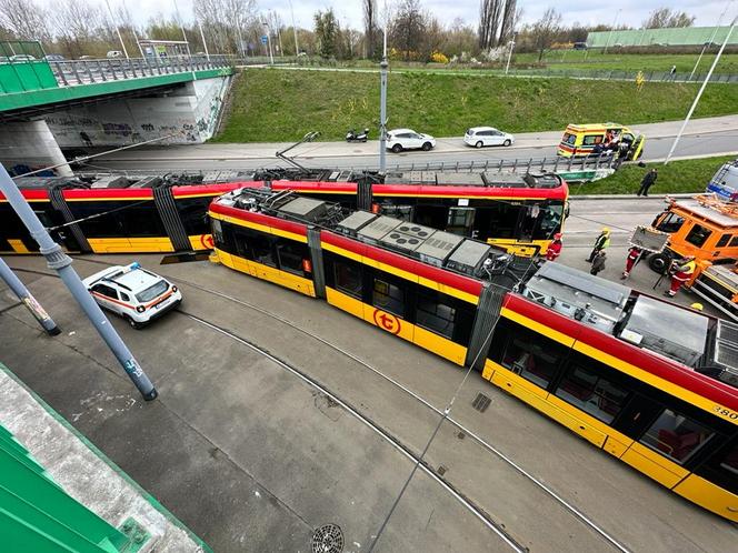 Totalna demolka na Bielanach. Roztrzaskane tramwaje i wielu rannych! Trzy osoby trafiły do szpitala