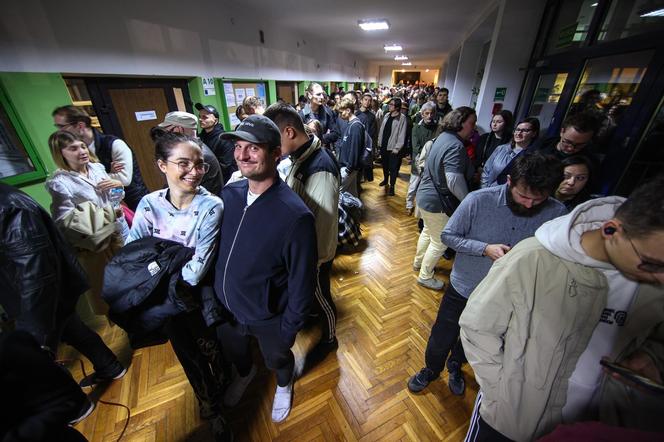 Kolejka osób oczekujących na oddanie głosu przed siedzibą Obwodowej Komisji Wyborczej nr 124 w Krakowie