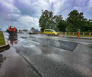 Robotnicy pracują w ulewę