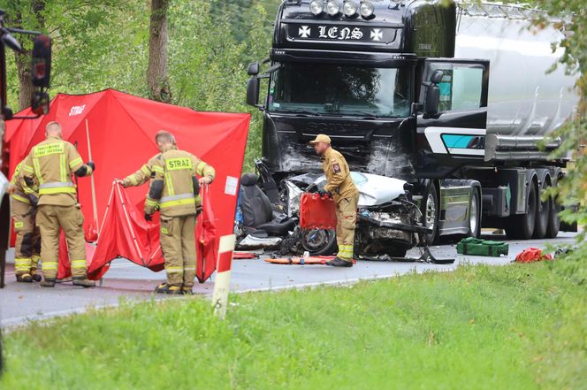 Samochód ciężarowy zderzył się z osobowym autem. Cztery osoby zginęły. Droga zablokowana