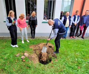 Uczniowie z Bełchatowa zakopali kapsułę czasu. Co włożyli do środka? [AUDIO]