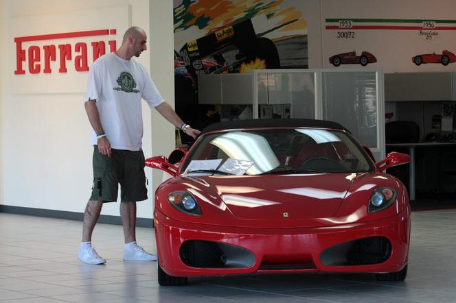 Marcin Gortat kupuje Ferrari - ZDJĘCIA!