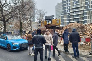 Spłonęła koparka, którą zburzyli najstarszą czynszówkę na Woli. „To z zemsty za tę kamienicę”