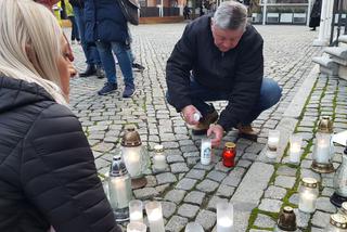 Znicze, minuta ciszy. #AniJednejWięcej w Lesznie