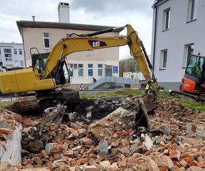 Ruina znika z terenu starego szpitala w Zamościu. Będzie więcej miejsc do parkowania