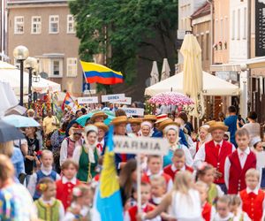 Dni Folkloru w Olsztynie 2025. Ulicami Starego Miasta przeszedł barwny korowód